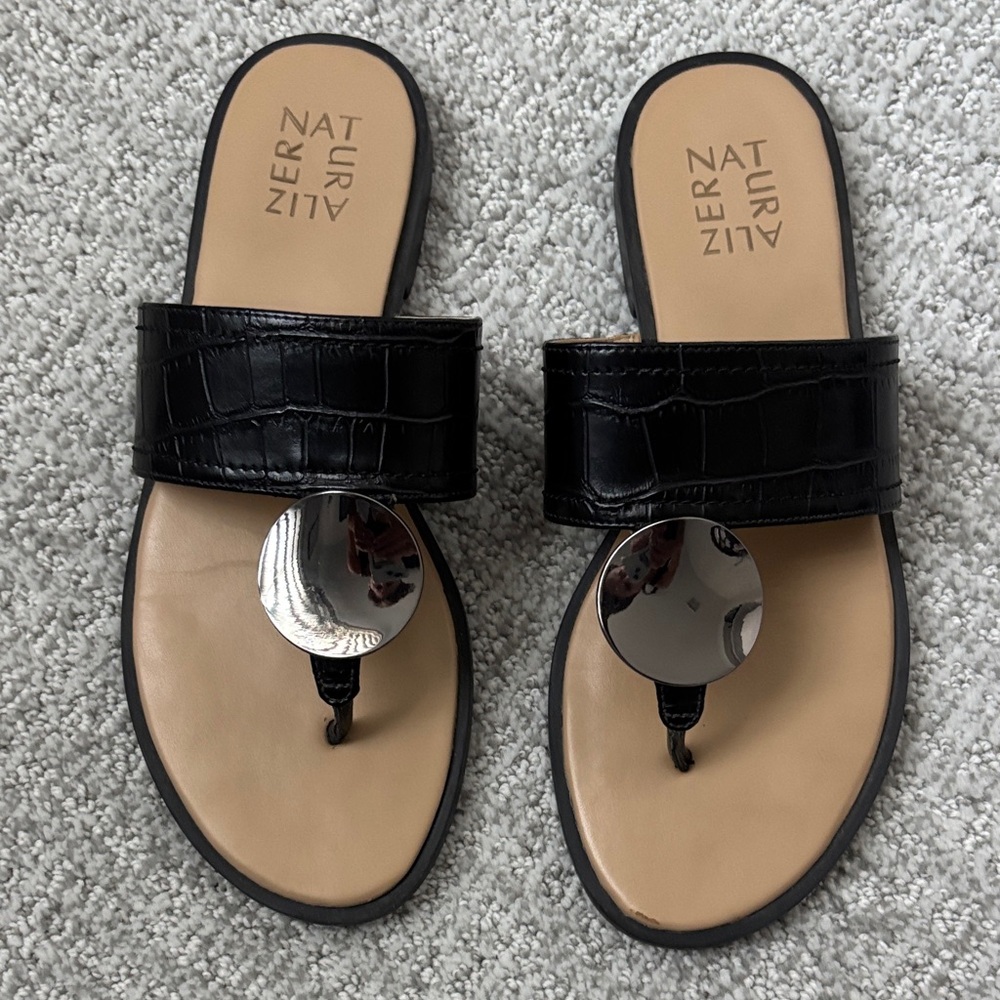 Naturalizer Black Leather Croc Embossed Silver Disc Thong Sandals 7.5
